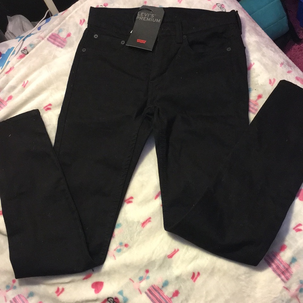 Black, Levi’s skinny jeans. 🖤